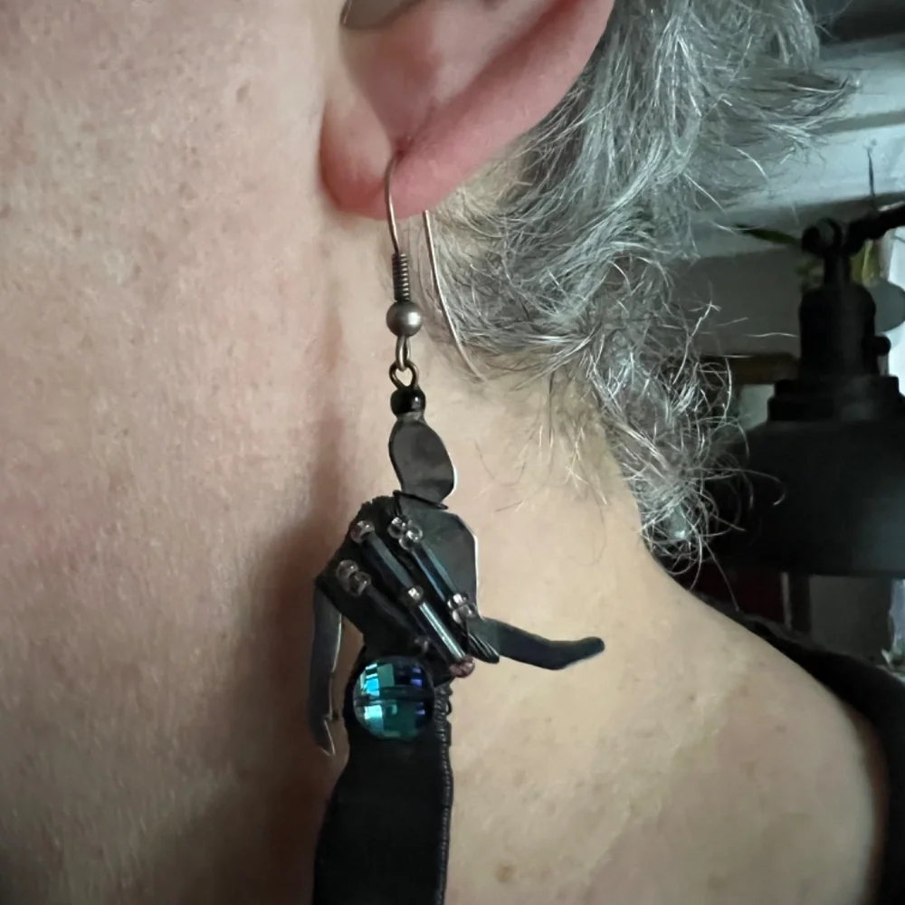 *Rare Find* LizTech Vintage Hand Crafted Standing Egyptian Earrings (1987) - Picture 4 of 4